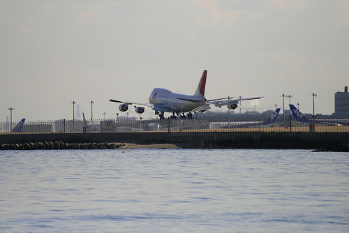 JAL B747 Landing RJTT 16L