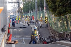 川崎でまた道路陥没／長さ40メートル、幅40メートル、深さ２メートル : ロ